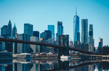 Brooklyn Köprüsü ve Manhattan Skyline Dumbo, Brooklyn Wtc özgürlük Kuleden görünüm. Brooklyn Köprüsü'nün en eski asma köprüler biridir.