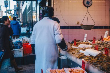 New York City, Amerika Birleşik Devletleri - 19 Şubat 2017: Cephe ev ve China town mağazalar. Tipik Çin yemeği Pazar