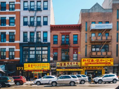 New York City, Amerika Birleşik Devletleri - 19 Şubat 2017: Cephe ev ve China town mağazalar. Tipik Çin yemeği Pazar