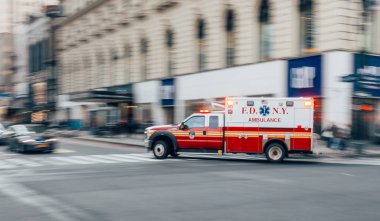 New York City, Amerika Birleşik Devletleri - 18 Mart 2017: Manhattan'ın midtown acele saat trafik üzerinden patlatma Fdny ambulans yanıp sönen ışıklar siren. 