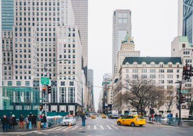 New York City, Amerika Birleşik Devletleri - 18 Mart 2017: Grand Army Plaza kesişme noktası Central Park Güney ve Fifth Avenue'deki Manhattan Plaza Oteli önünde yatıyor.