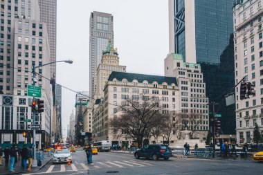 New York City, Amerika Birleşik Devletleri - 18 Mart 2017: Grand Army Plaza kesişme noktası Central Park Güney ve Fifth Avenue'deki Manhattan Plaza Oteli önünde yatıyor.