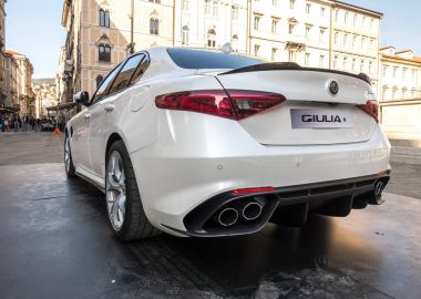 Trieste, İtalya-Mart 31, 2017: Salita dei Campioni otomatik gösterme, Alfa Romeo Giulia Quadrifoglio Ferrari 510 hp 2.9 litre çift turbo V-6 ile sürücüler arka tekerlekler bir sekiz ileri otomatik