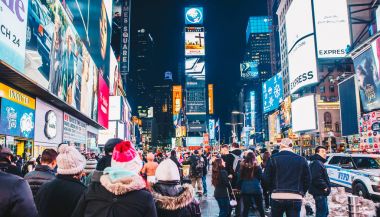 Times Square, Broadway tiyatroları ve animasyonlu renkli Led işaretleri, depolar ve turistler ve yerliler, bir sürü şey Nyc ve Manhattan ABD'de bir sembolü.