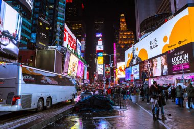 New York City, ABD - 18 Mart 2017: Times Square, Broadway tiyatroları ve animasyonlu renkli Led işaretleri, mağazaları ve turistler ve yerliler, çok özellikli bir Nyc ve Manhattan ABD'de simgesidir.