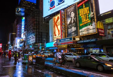 New York City, ABD - 18 Mart 2017: Times Square, Broadway tiyatroları ve animasyonlu renkli Led işaretleri, mağazaları ve turistler ve yerliler, çok özellikli bir Nyc ve Manhattan ABD'de simgesidir.