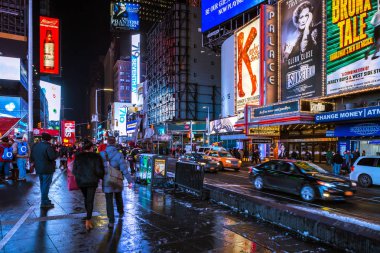 New York City, ABD - 18 Mart 2017: Times Square, Broadway tiyatroları ve animasyonlu renkli Led işaretleri, mağazaları ve turistler ve yerliler, çok özellikli bir Nyc ve Manhattan ABD'de simgesidir.