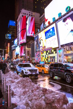 New York City, ABD - 18 Mart 2017: Times Square, Broadway tiyatroları ve animasyonlu renkli Led işaretleri, mağazaları ve turistler ve yerliler, çok özellikli bir Nyc ve Manhattan ABD'de simgesidir.