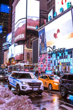 New York City, ABD - 18 Mart 2017: Times Square, Broadway tiyatroları ve animasyonlu renkli Led işaretleri, mağazaları ve turistler ve yerliler, çok özellikli bir Nyc ve Manhattan ABD'de simgesidir.