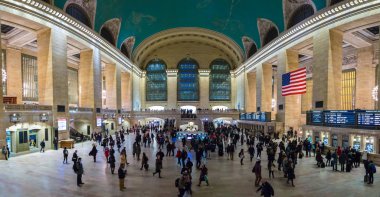 New York City, Amerika Birleşik Devletleri - 18 Mart 2017: Panoramik manzaralı Grand Central Station. 42. cadde ve Park Avenue New York'taki Midtown Manhattan'ın ölümcül bir banliyö, hızlı transit demiryolu olduğunu.