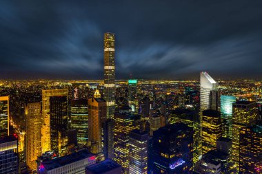 Şehir merkezinde kentsel gökdelenler ile New York şehrinin hava görünümünü gece panorama