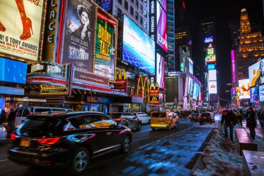 New York City, ABD - 18 Mart 2017: Times Square, Broadway tiyatroları ve animasyonlu renkli Led işaretleri, mağazaları ve turistler ve yerliler, çok özellikli bir Nyc ve Manhattan ABD'de simgesidir.