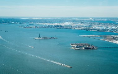 Gökdelenler ve sokakları ile New York'ta Manhattan'ın havadan görünümü. 