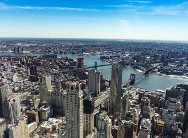 Manhattan gökdelenler ve sokakları ve Manhattan ve Brooklyn Köprüsü ile New York şehrinin havadan görünümü 