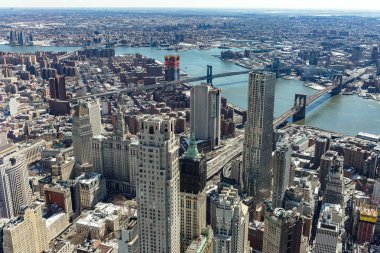 Manhattan gökdelenler ve sokakları ve Manhattan ve Brooklyn Köprüsü ile New York şehrinin havadan görünümü 