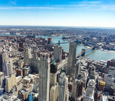 Manhattan gökdelenler ve sokakları ve Manhattan ve Brooklyn Köprüsü ile New York şehrinin havadan görünümü 
