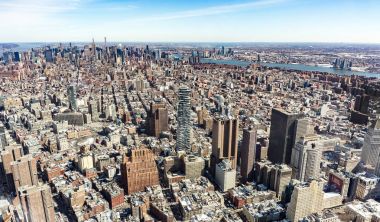 Gökdelenler ve sokakları ile New York'ta Manhattan'ın havadan görünümü.