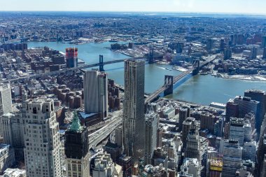 Manhattan gökdelenler ve sokakları ve Manhattan ve Brooklyn Köprüsü ile New York şehrinin havadan görünümü 