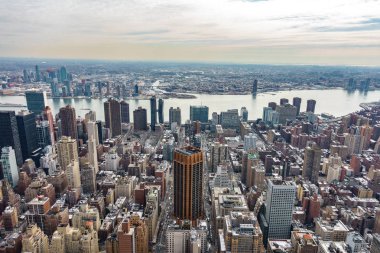 Gökdelenler ve sokakları ile New York'ta Manhattan'ın havadan görünümü.