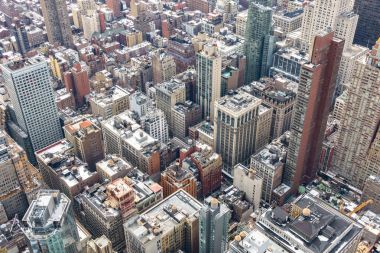 Gökdelenler ve sokakları ile New York'ta Manhattan'ın havadan görünümü.