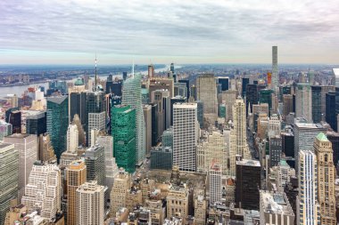 Gökdelenler ve sokakları ile New York'ta Manhattan'ın havadan görünümü.
