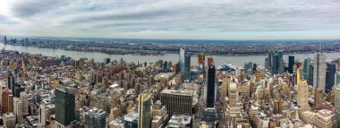Gökdelenler ve sokakları ile New York'ta Manhattan'ın havadan görünümü.