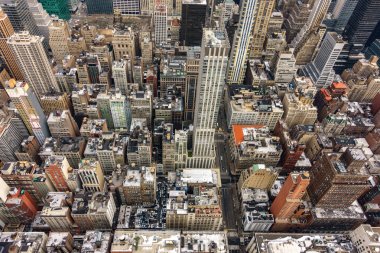 Gökdelenler ve sokakları ile New York'ta Manhattan'ın havadan görünümü.