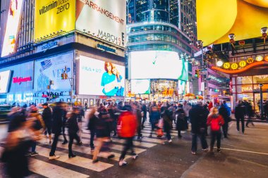 New York City, ABD - 21 Mart 2017: Times Square, Broadway tiyatroları ve animasyonlu renkli Led işaretleri, mağazaları ve turistler ve yerliler, çok özellikli bir Nyc ve Manhattan ABD'de simgesidir.