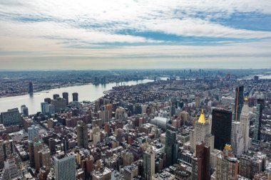 Gökdelenler ve sokakları ile New York'ta Manhattan'ın havadan görünümü.