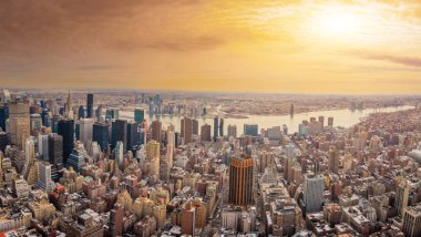 New York City Amerika Birleşik Devletleri. Manhattan gökdelen Günbatımı ile Hudson Nehri ve Brooklyn Köprüsü, şehir merkezi ve manzarası. Aşırı Panorama