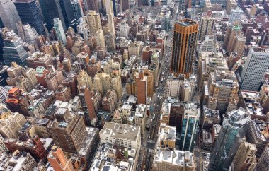 Gökdelenler ve sokakları ile New York'ta Manhattan'ın havadan görünümü.