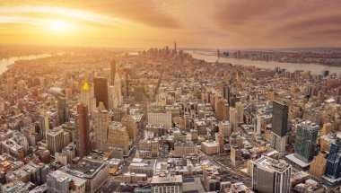 New York City Amerika Birleşik Devletleri. Manhattan şehir merkezine ve New Jersey manzarası gökdelenler özgürlük Kulesi ve Brooklyn Köprüsü ile gün batımında. Aşırı Panorama