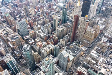 Gökdelenler ve sokakları ile New York'ta Manhattan'ın havadan görünümü.