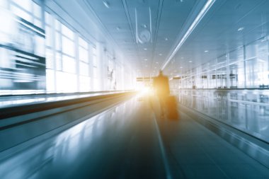 Soyut hareket mevsimlik siluet tanınmaz halde iş yolcuları adamları uluslararası havaalanında uçak seyahat etmek için terminal kapıya taşıma 