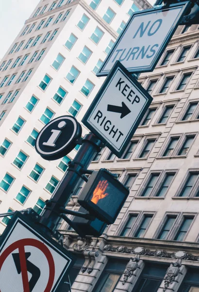 背景のスカイラインと右ターンし なしの道路標識 ニューヨーク アメリカ合衆国 — ストック写真
