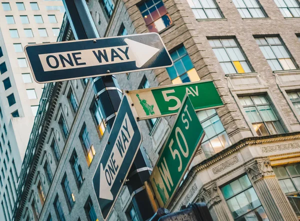 フィフス アベニューと西の道路標識背景でスカイラインと 50St ニューヨーク アメリカ合衆国 — ストック写真