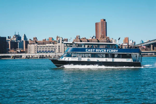 Barcos turísticos em East River em frente a Manhattan, Um barco de ferry East River viaja pelo rio Hudson — Fotografia de Stock