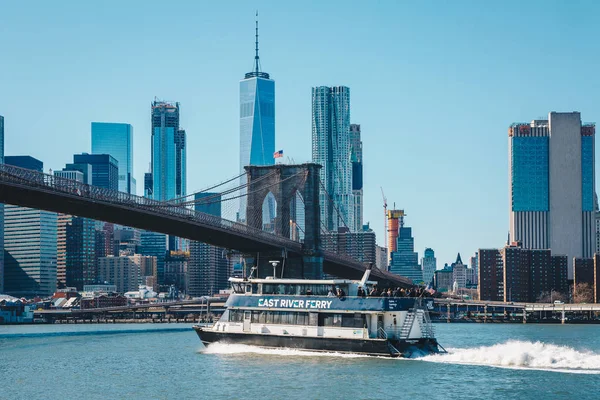 Turistbåtar på East River framför Manhattan, A East River färja båt färdas Hudsonfloden — Stockfoto