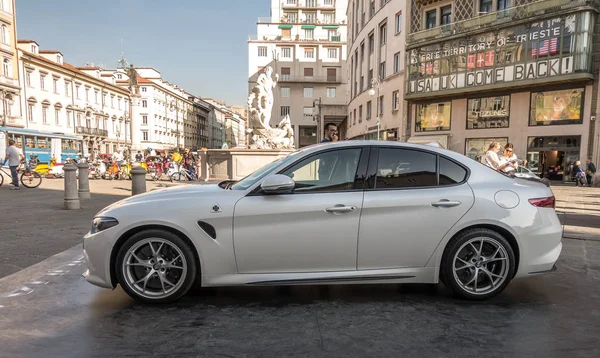 Trieste, Italia-31. mars 2017: Salita dei Campioni AutoShow, Alfa Romeo Giulia Quadrifoglio med Ferrari 510-hp 2,9-liter tomotors turbo V-6, kjører bakhjulene gjennom en åtte-trinns automatisk – stockfoto