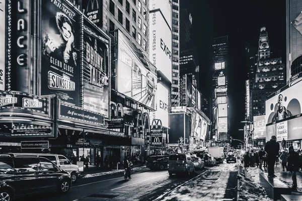 Times Square, caracterizado com teatros da Broadway e animados sinais coloridos LED, lojas, e muitos turistas e moradores locais, é um símbolo de NYC e os EUA em Manhattan . — Fotografia de Stock