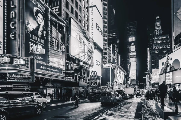 Times Square, skisserat med Broadway teatrarna och animerad färgglada Led-skyltar, lagrar, och massor av turister och lokalbefolkning, är en symbol för Nyc och Usa i Manhattan. — Stockfoto