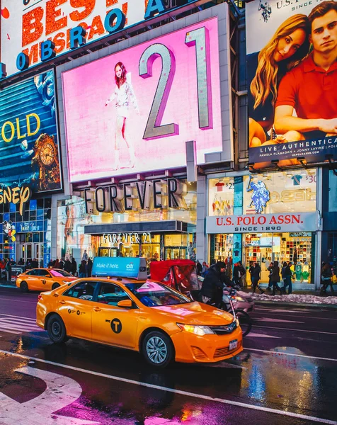 Νέα Υόρκη Μαρτίου 2017 Κίτρινα Ταξί Οδήγηση Έναν Δρόμο Πόλη — Φωτογραφία Αρχείου