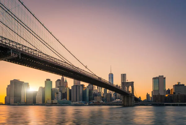 Utsikt över Brooklyn Bridge och Manhattan skyline Wtc Freedom Tower från Dumbo, Brooklyn. Brooklyn Bridge är en av de äldsta hängbroar i Usa — Stockfoto