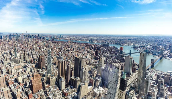 Luftaufnahme von New York City mit Manhattan Wolkenkratzern und Straßen und Manhattan und Brooklyn Bridge — Stockfoto