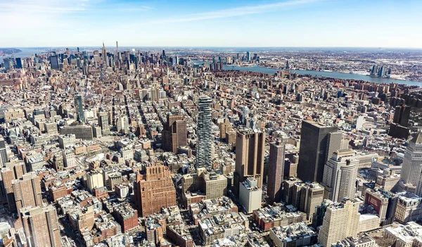 Luftaufnahme von New York City Manhattan mit Wolkenkratzern und Straßen. — Stockfoto