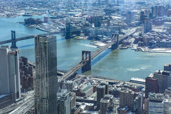 Flygfoto över New York City med Manhattan skyskrapor och gator och Manhattan och Brooklyn bridge — Stockfoto