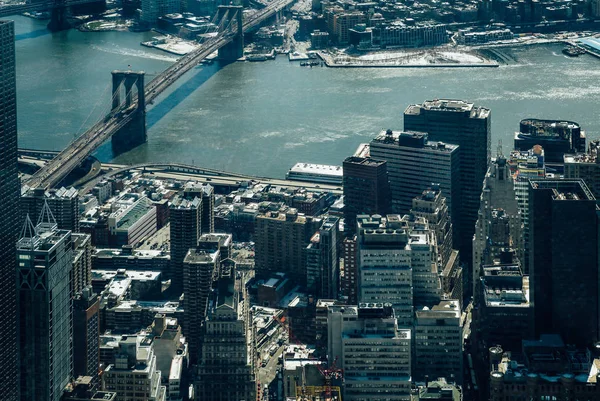 Luftaufnahme von New York City mit Manhattan Wolkenkratzern und Straßen und Manhattan und Brooklyn Bridge — Stockfoto