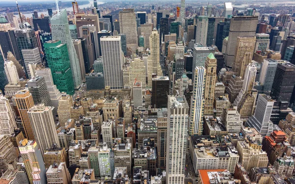Вид с воздуха на Нью-Йорк и Манхэттен с небоскребами и улицами . — стоковое фото