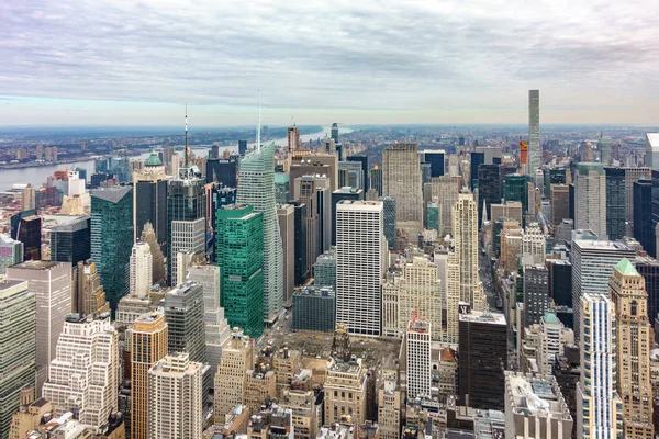 Luftaufnahme von New York City Manhattan mit Wolkenkratzern und Straßen. — Stockfoto