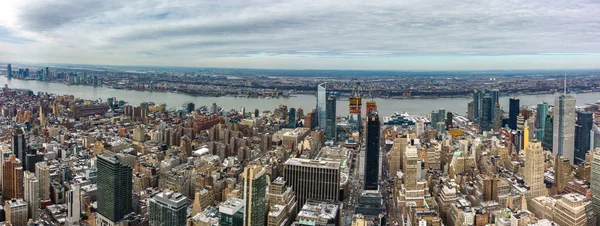 Luftaufnahme von New York City Manhattan mit Wolkenkratzern und Straßen. — Stockfoto